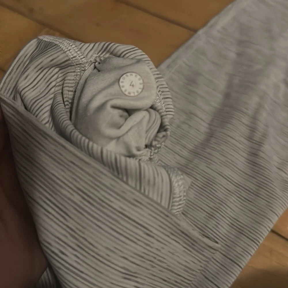 Lululemon Wunder Under Gray White Leggings |‎ 4
